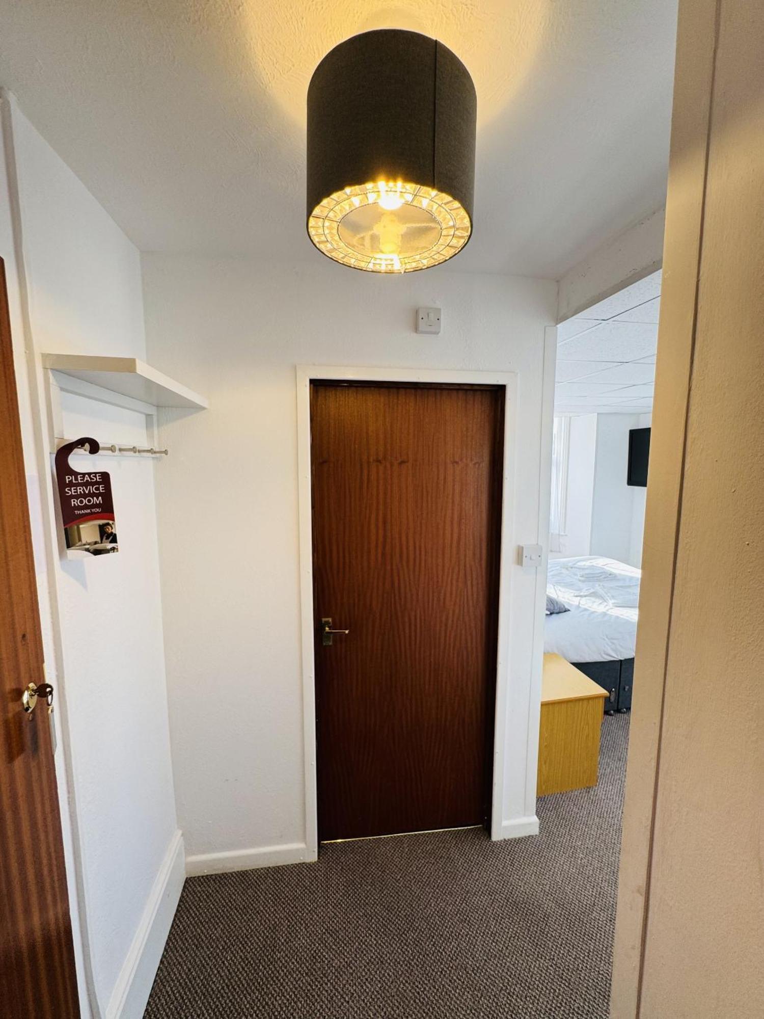 Carlton Court Hotel Истборн Стая снимка