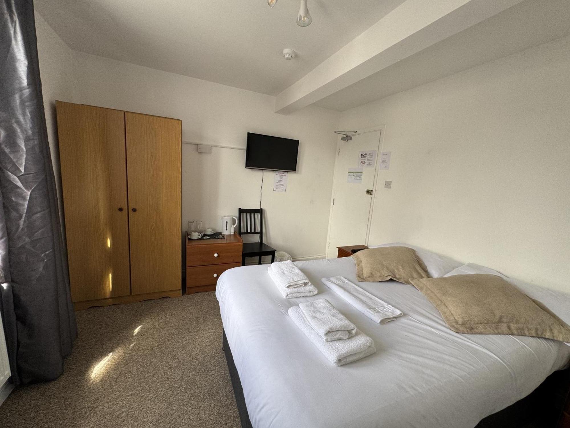 Carlton Court Hotel Истборн Стая снимка