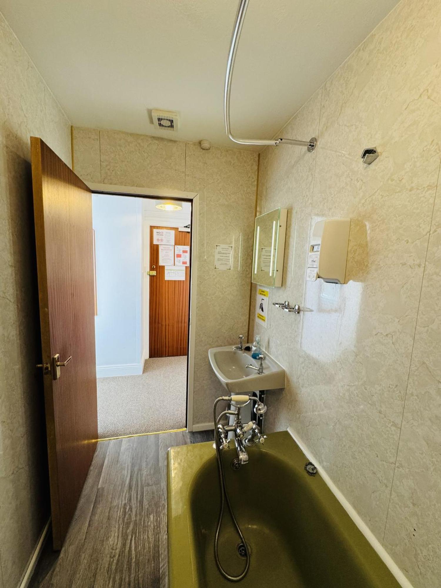 Carlton Court Hotel Истборн Стая снимка