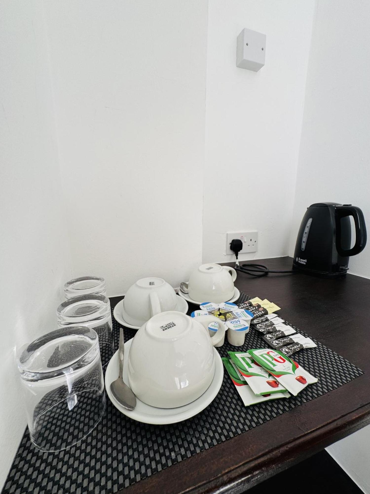 Carlton Court Hotel Истборн Стая снимка