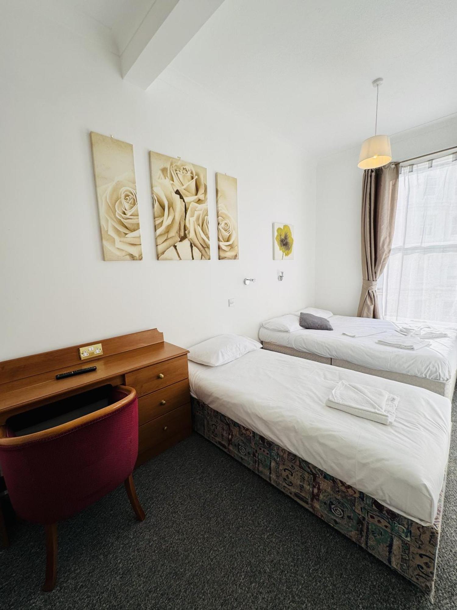 Carlton Court Hotel Истборн Стая снимка