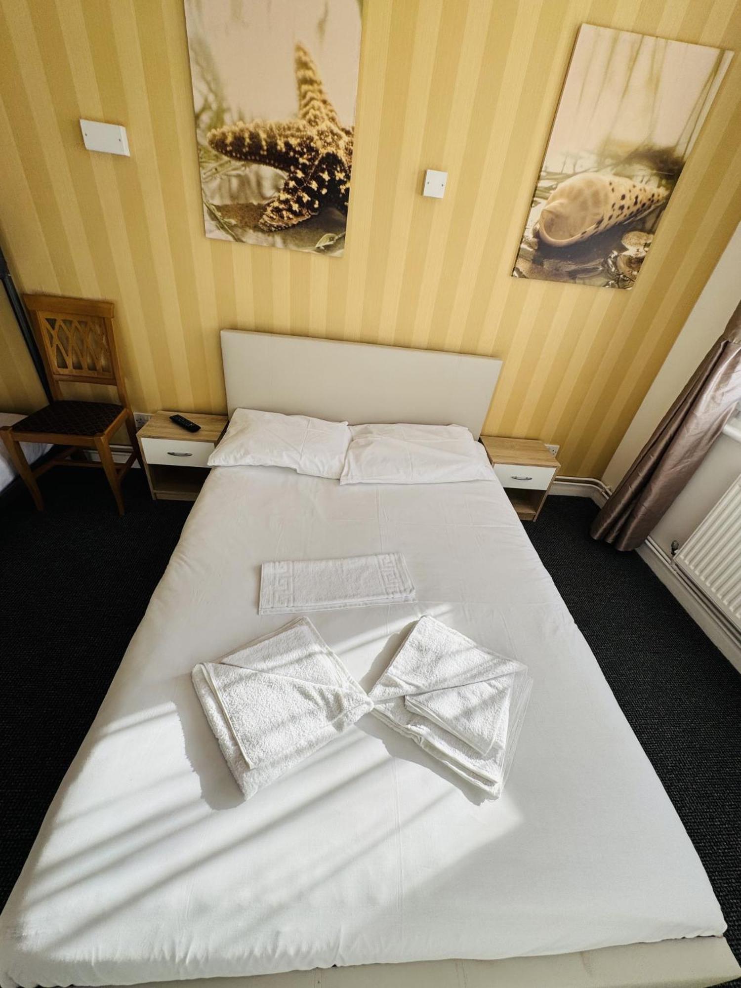 Carlton Court Hotel Истборн Стая снимка