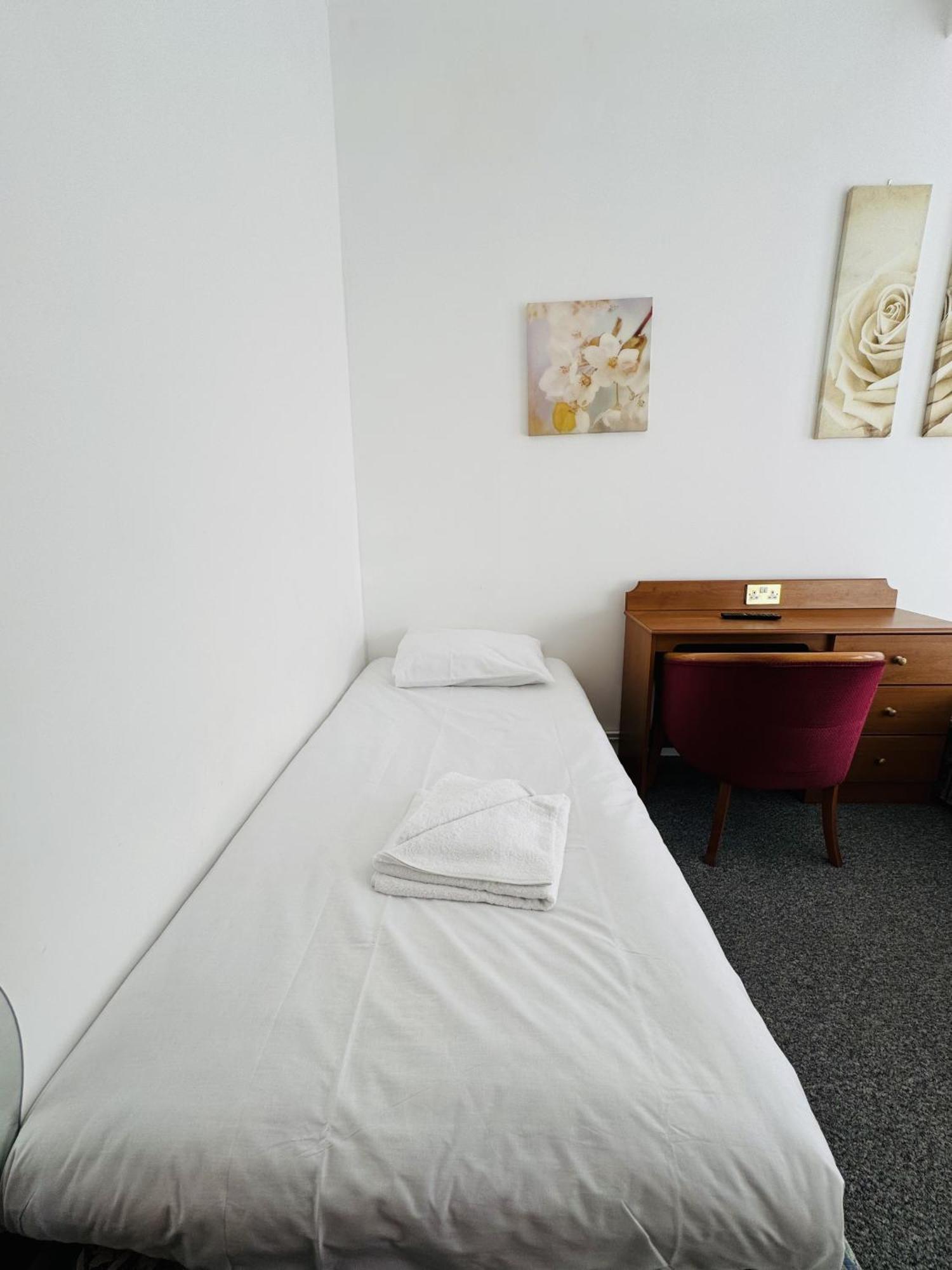 Carlton Court Hotel Истборн Стая снимка