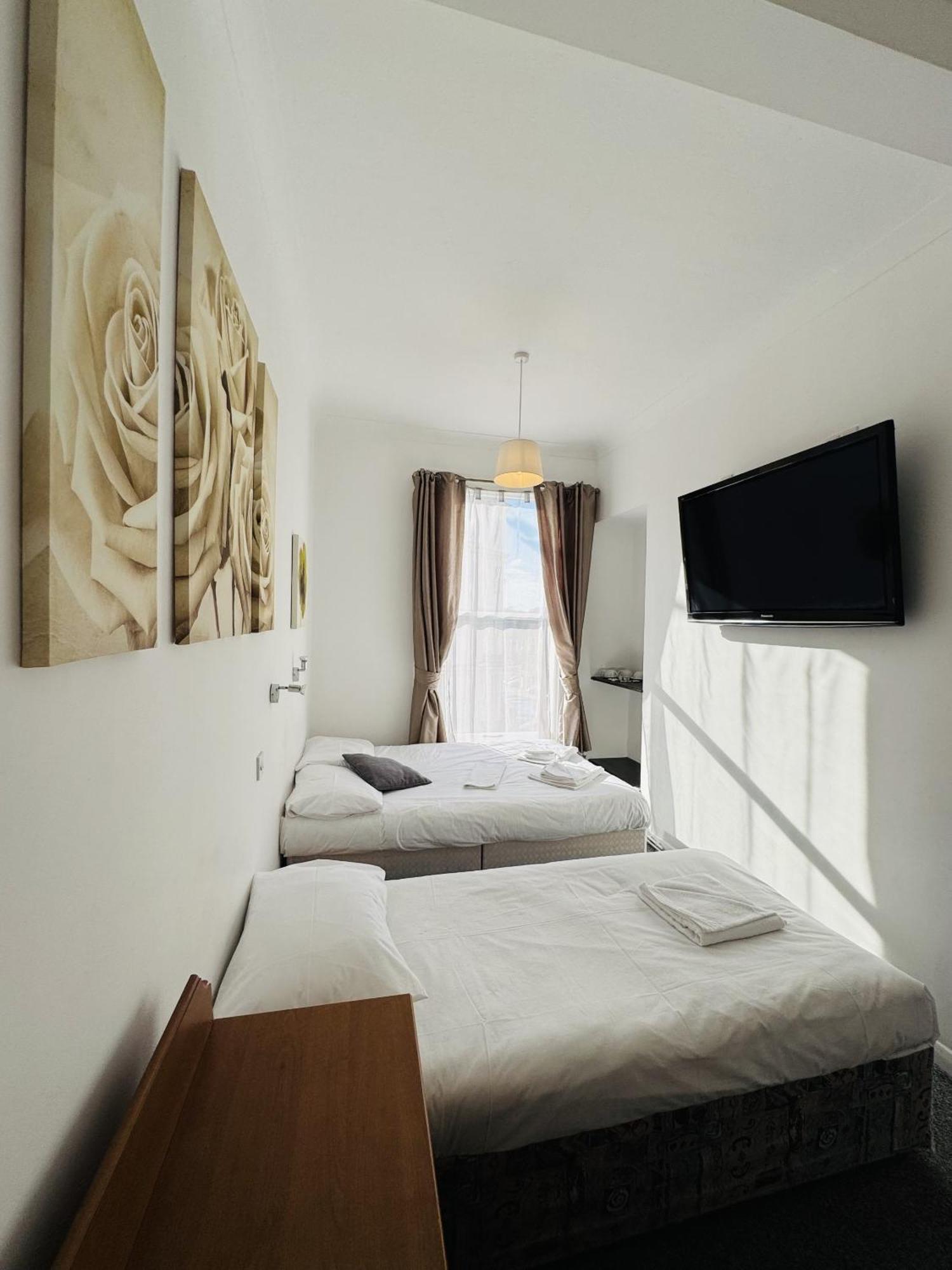 Carlton Court Hotel Истборн Стая снимка