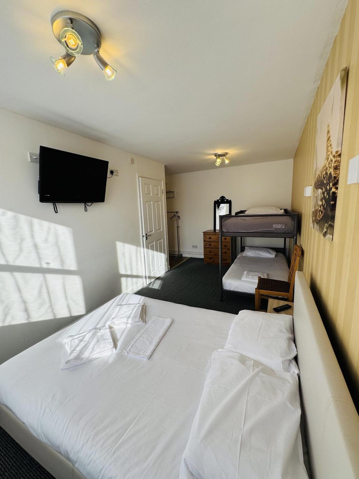 Carlton Court Hotel Истборн Стая снимка