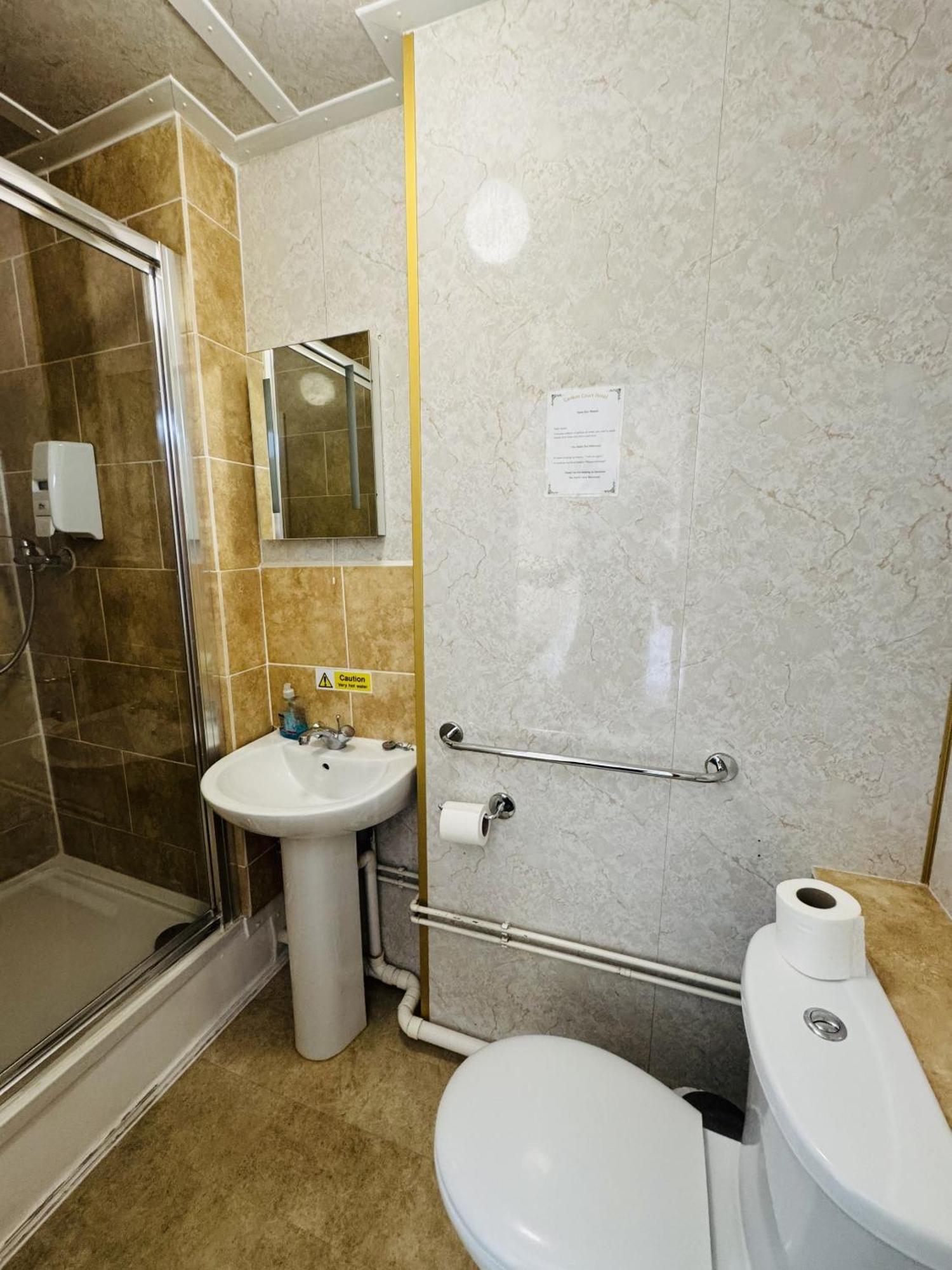 Carlton Court Hotel Истборн Стая снимка
