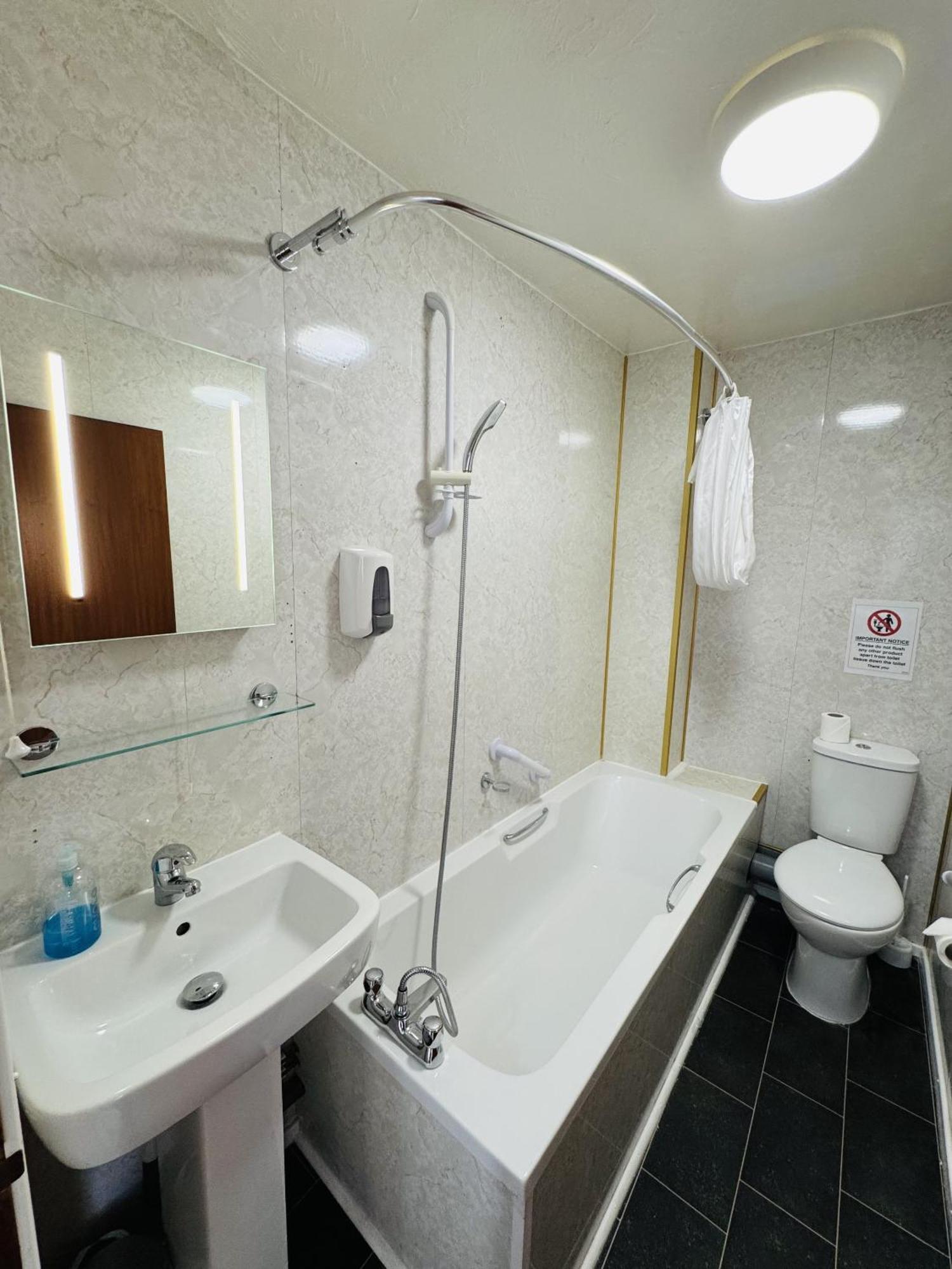 Carlton Court Hotel Истборн Стая снимка