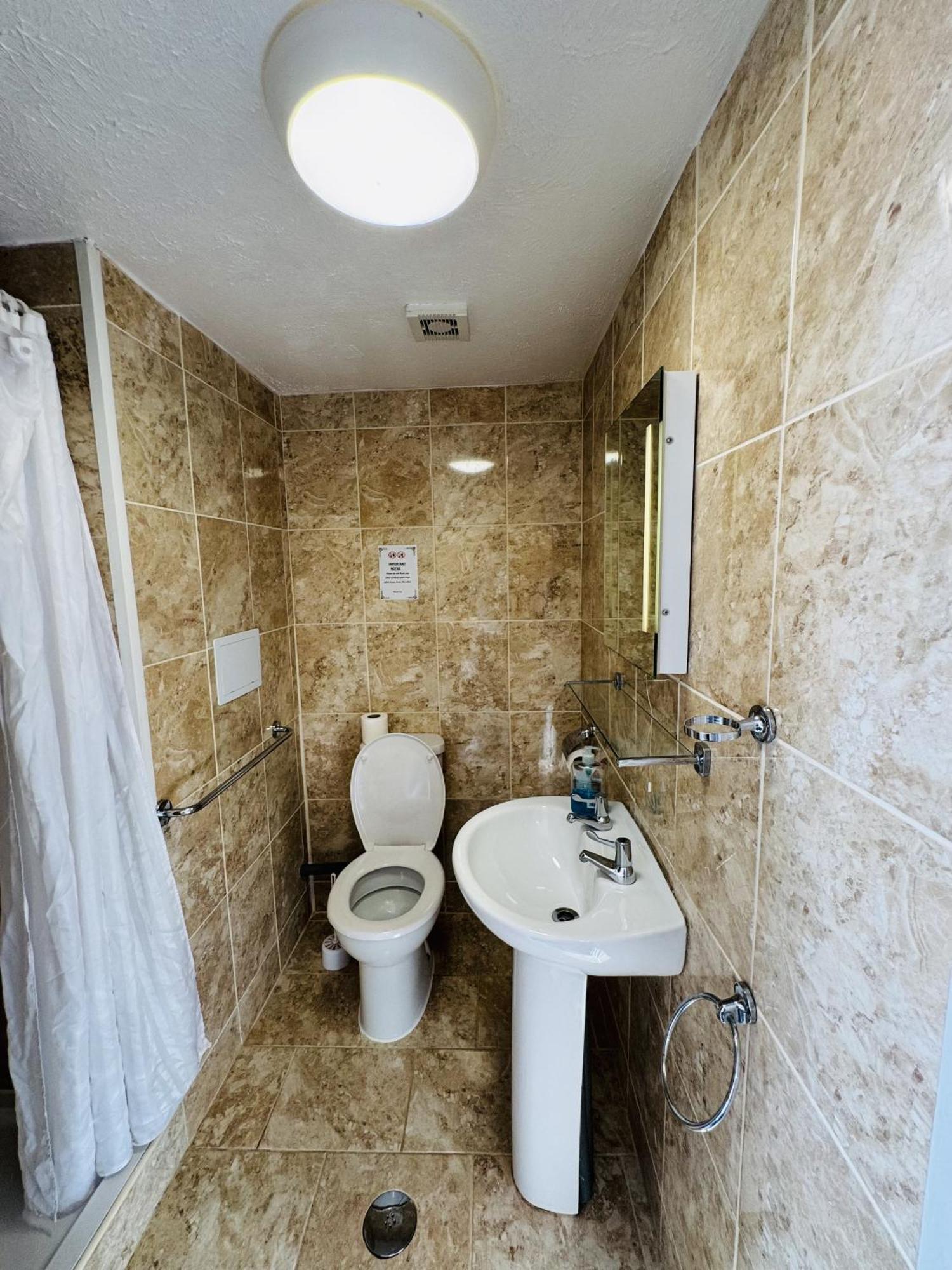 Carlton Court Hotel Истборн Стая снимка