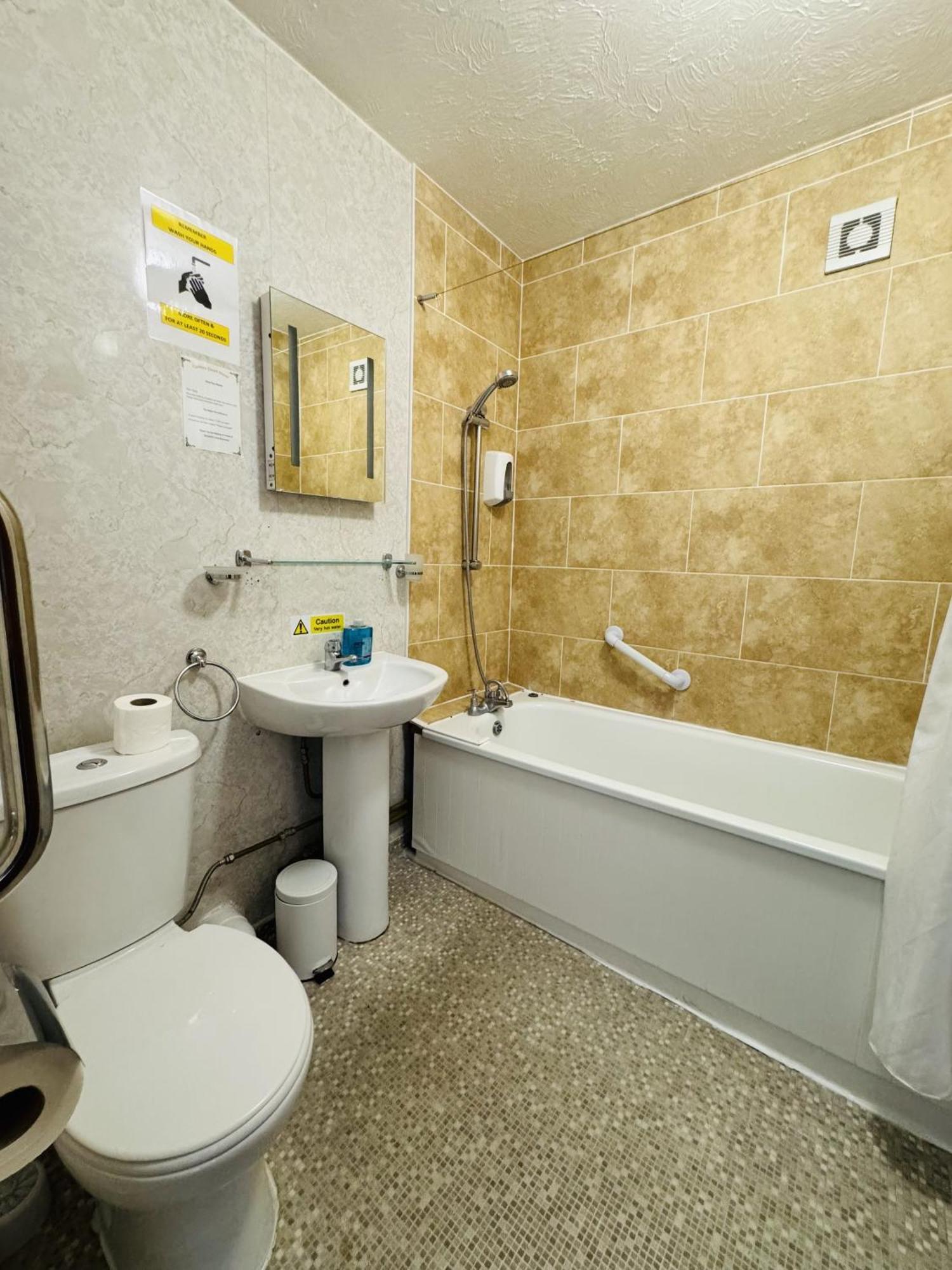 Carlton Court Hotel Истборн Стая снимка