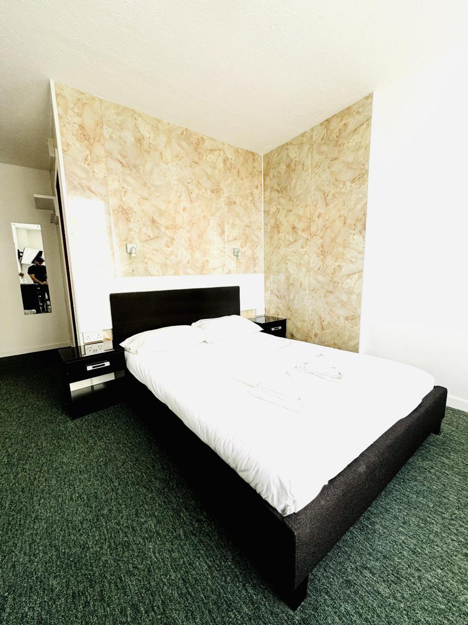 Carlton Court Hotel Истборн Стая снимка