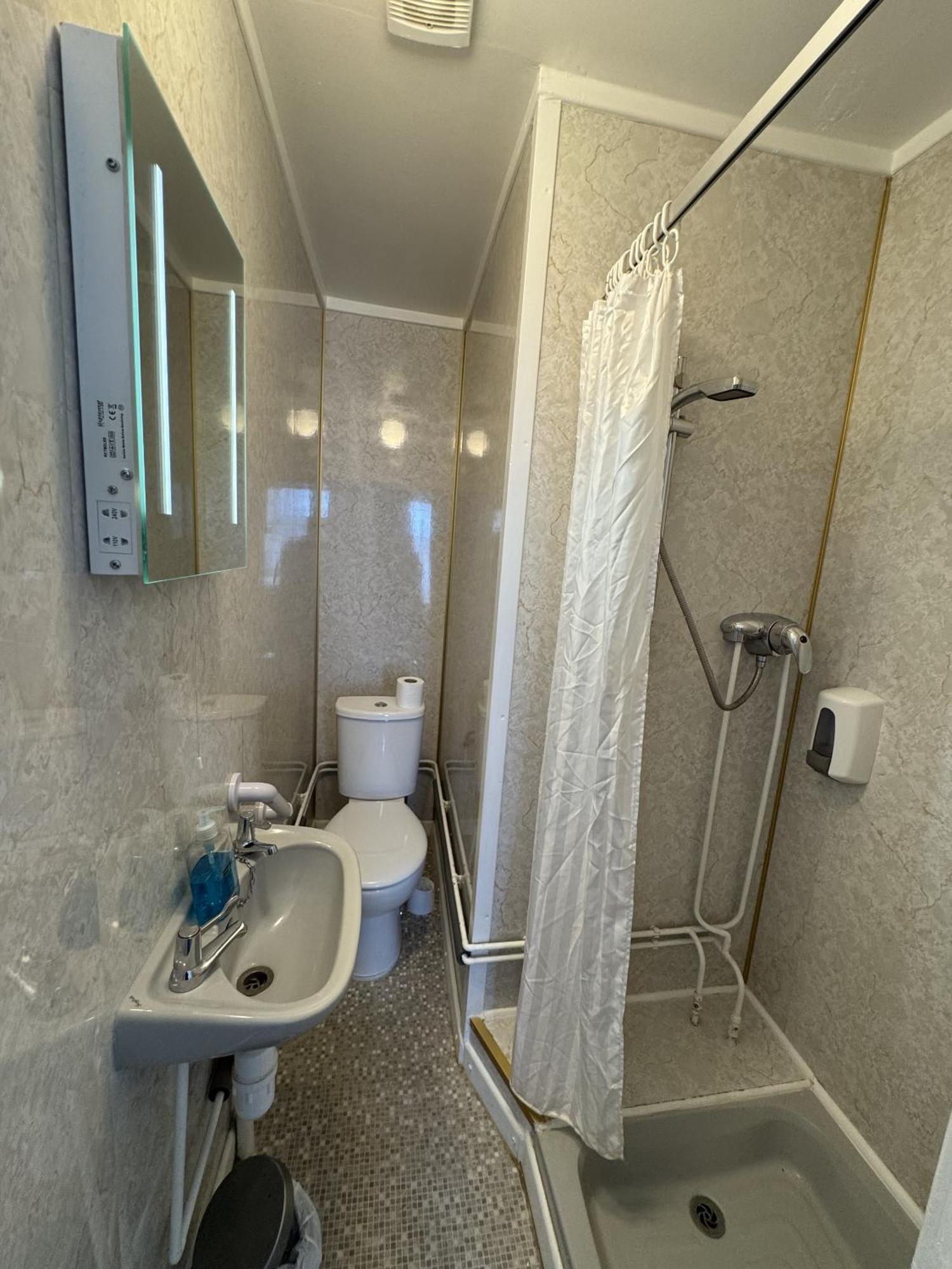 Carlton Court Hotel Истборн Стая снимка