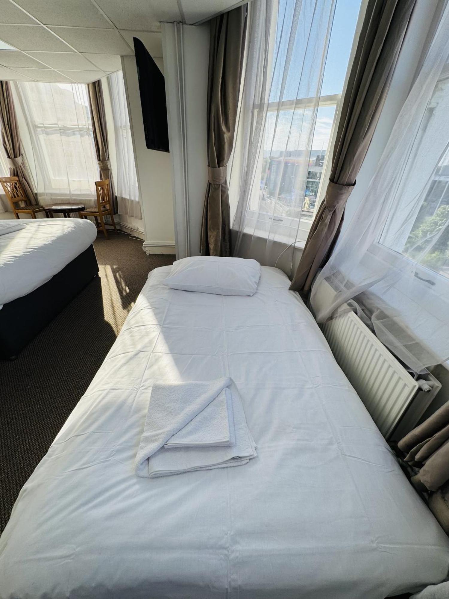 Carlton Court Hotel Истборн Стая снимка