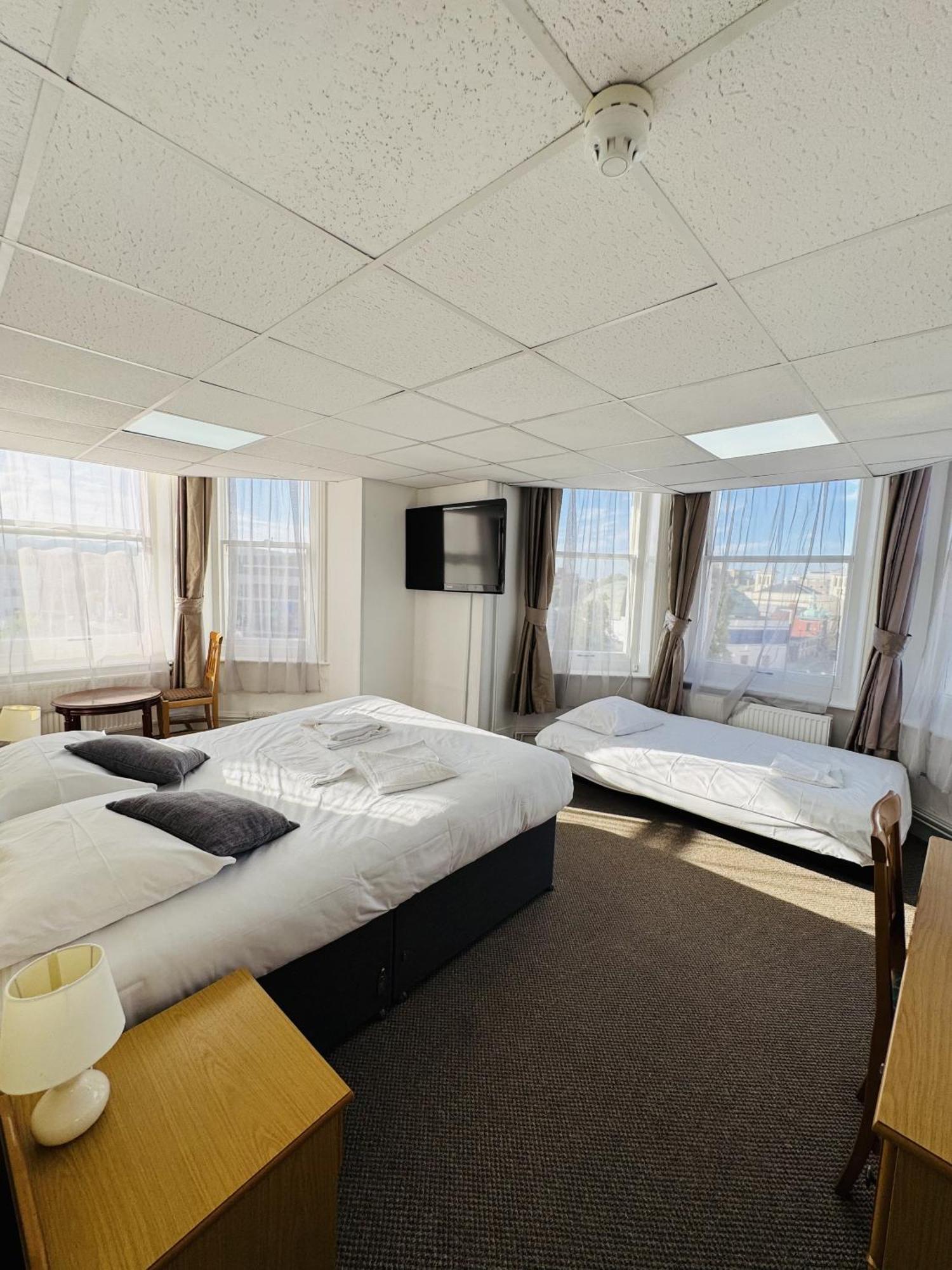 Carlton Court Hotel Истборн Стая снимка