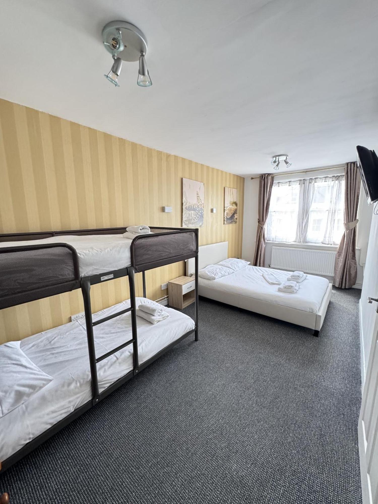 Carlton Court Hotel Истборн Стая снимка